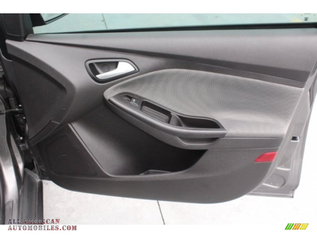 2014 Focus SE Hatchback - Sterling Gray / Charcoal Black photo #32