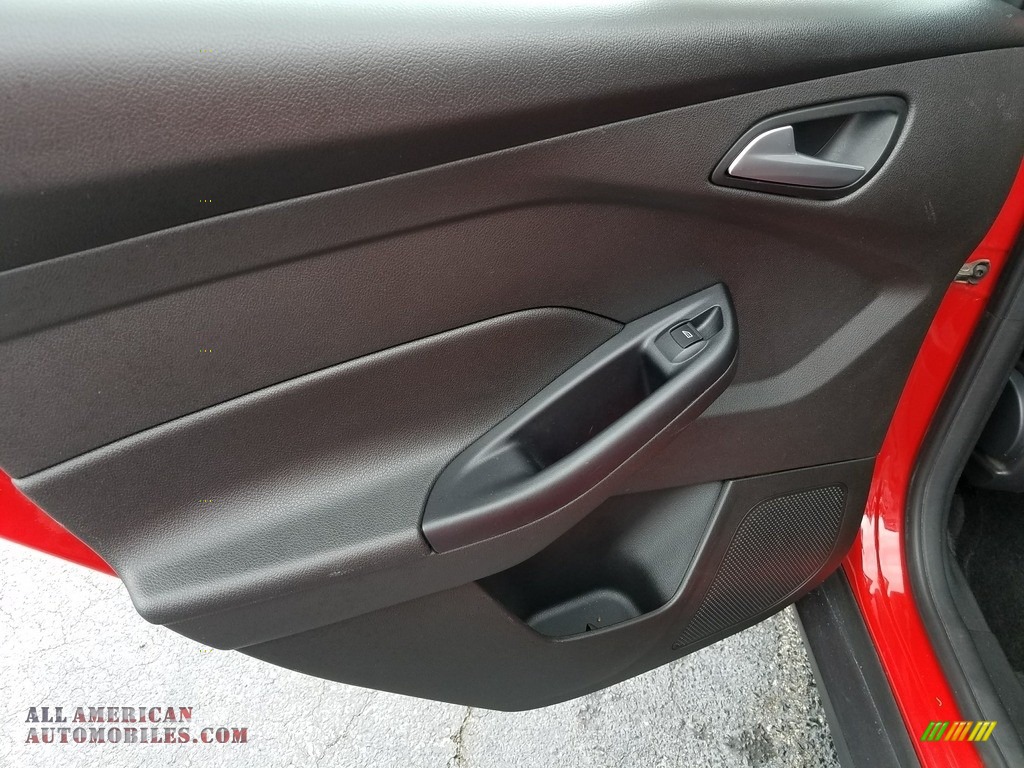 2015 Focus SE Sedan - Race Red / Charcoal Black photo #37