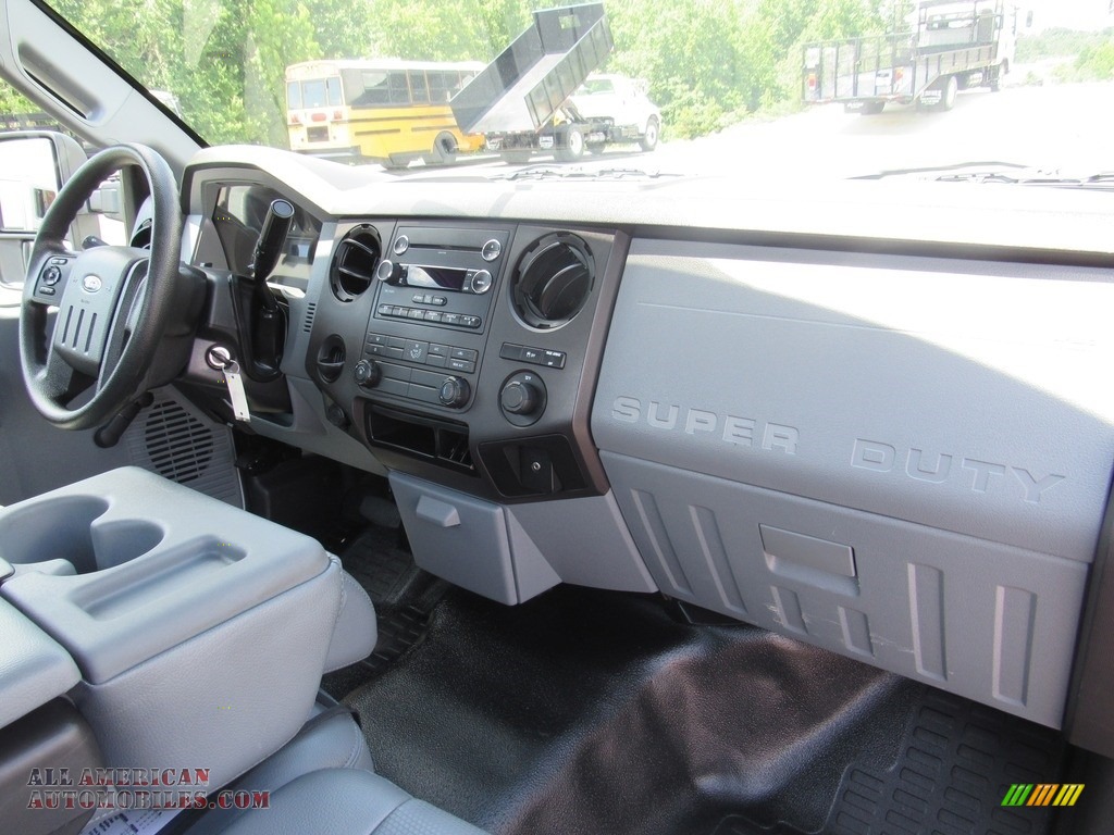 2015 F250 Super Duty XL Regular Cab - Oxford White / Steel photo #17
