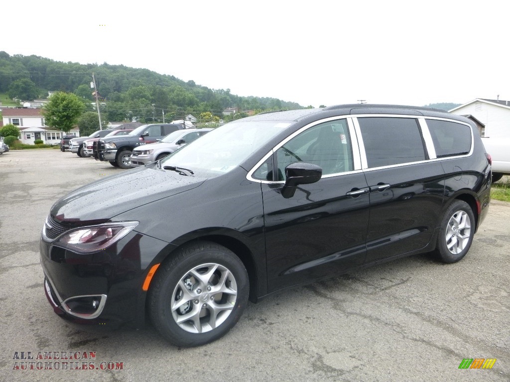 2018 Pacifica Touring Plus - Brilliant Black Crystal Pearl / Black/Alloy photo #1