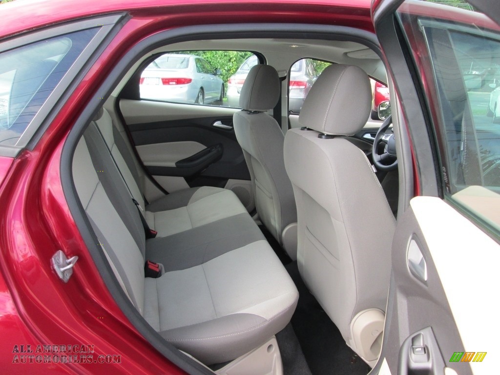 2014 Focus SE Sedan - Ruby Red / Medium Light Stone photo #19
