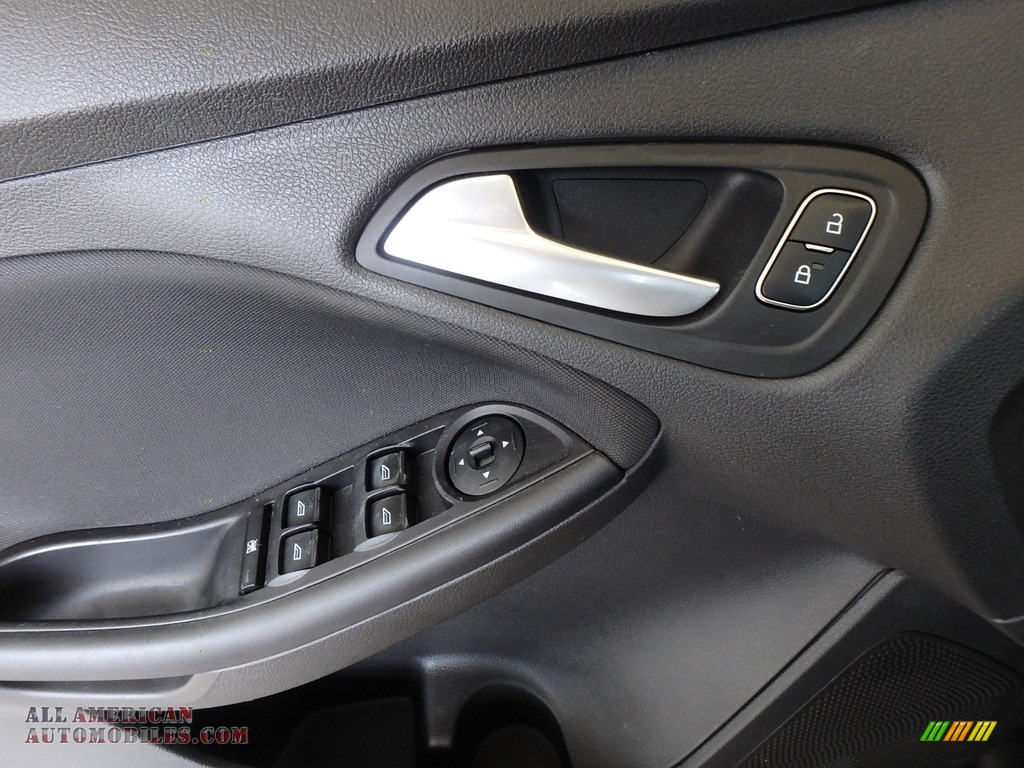 2016 Focus SE Hatch - Magnetic / Charcoal Black photo #9