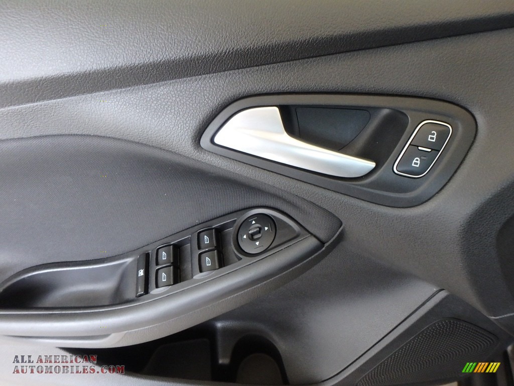 2016 Focus SE Sedan - Magnetic / Charcoal Black photo #9
