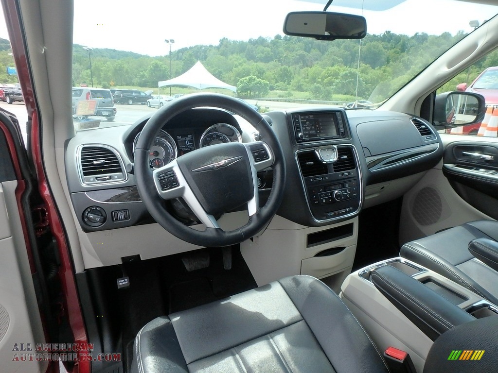 2015 Town & Country Touring - Deep Cherry Red Crystal Pearl / Black/Light Graystone photo #20