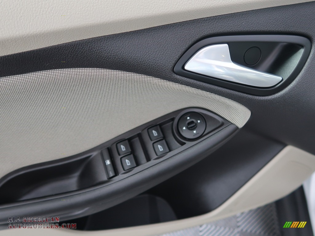 2014 Focus SE Sedan - Ingot Silver / Medium Light Stone photo #40