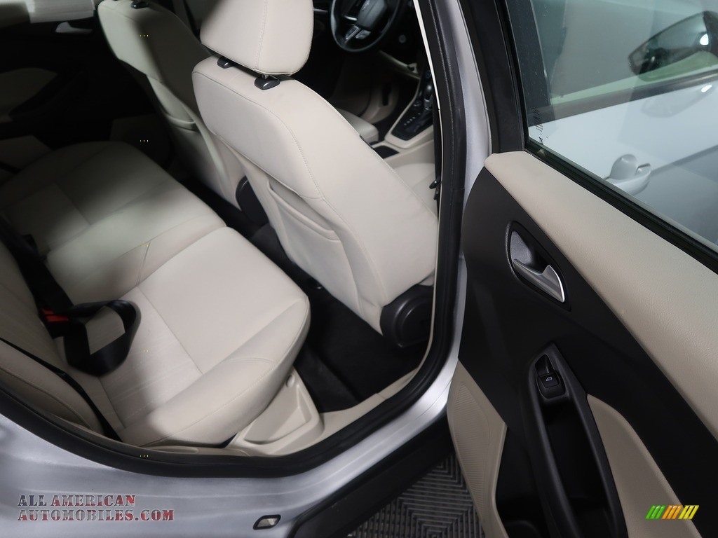 2015 Focus SE Hatchback - Ingot Silver Metallic / Charcoal Black photo #35