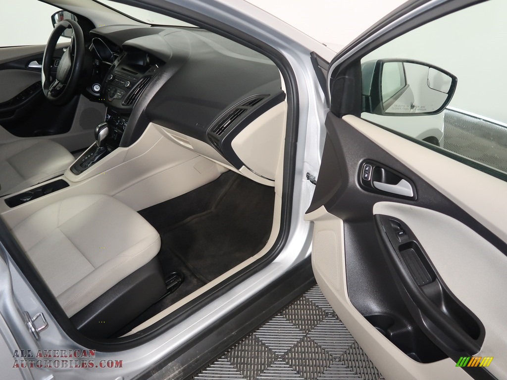 2015 Focus SE Hatchback - Ingot Silver Metallic / Charcoal Black photo #36