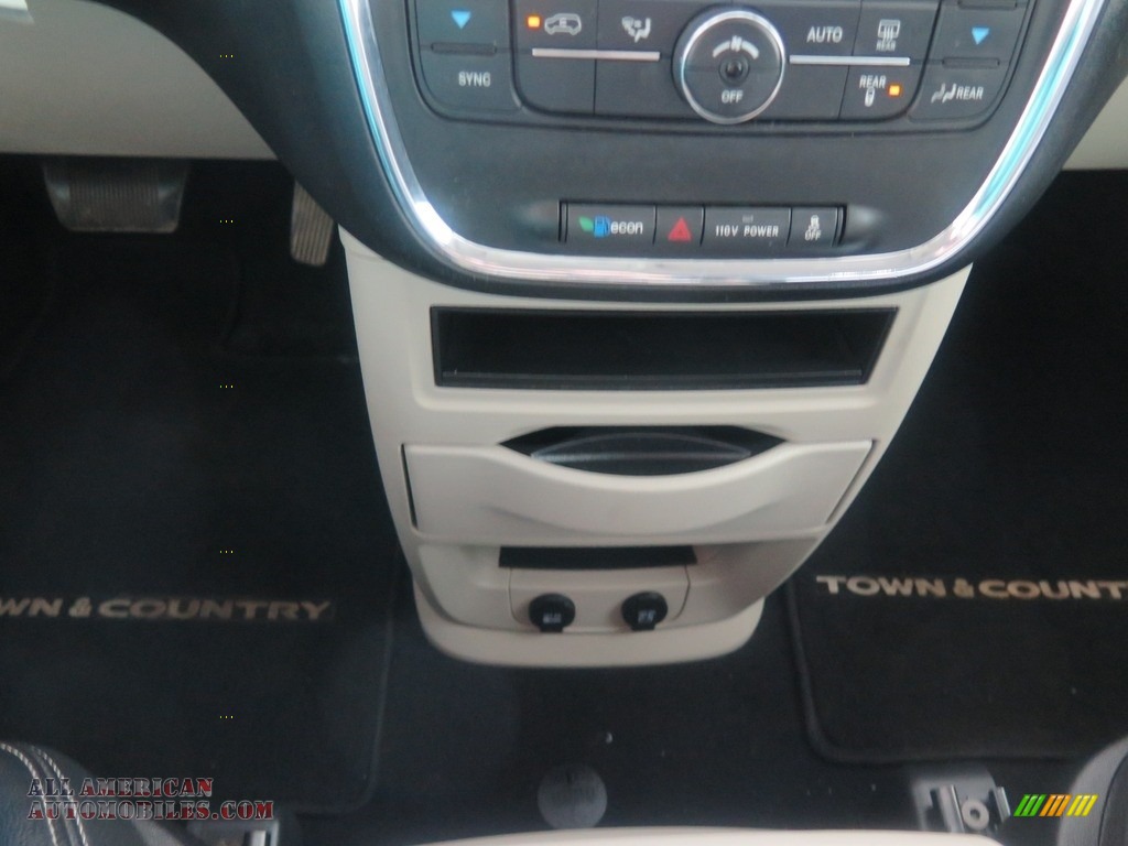 2012 Town & Country Touring - Brilliant Black Crystal Pearl / Black/Light Graystone photo #15