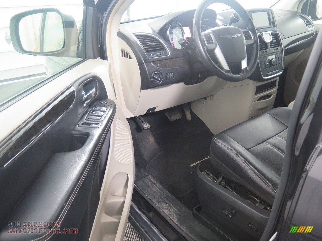 2012 Town & Country Touring - Brilliant Black Crystal Pearl / Black/Light Graystone photo #26