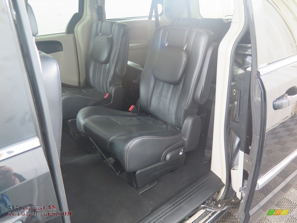 2012 Town & Country Touring - Brilliant Black Crystal Pearl / Black/Light Graystone photo #27
