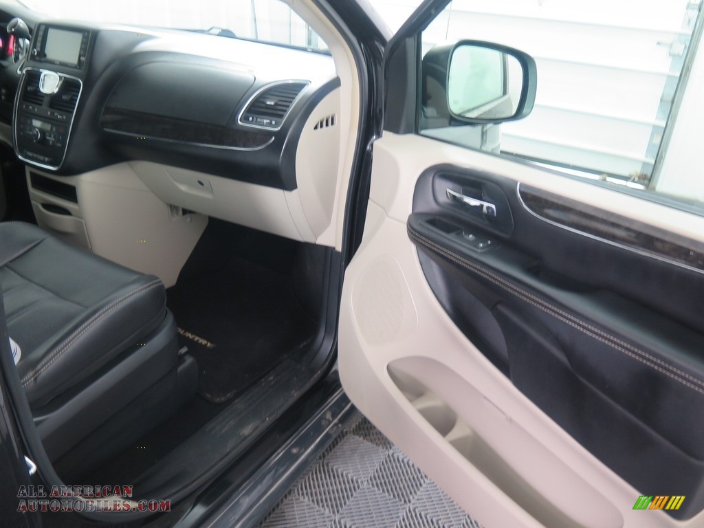 2012 Town & Country Touring - Brilliant Black Crystal Pearl / Black/Light Graystone photo #29