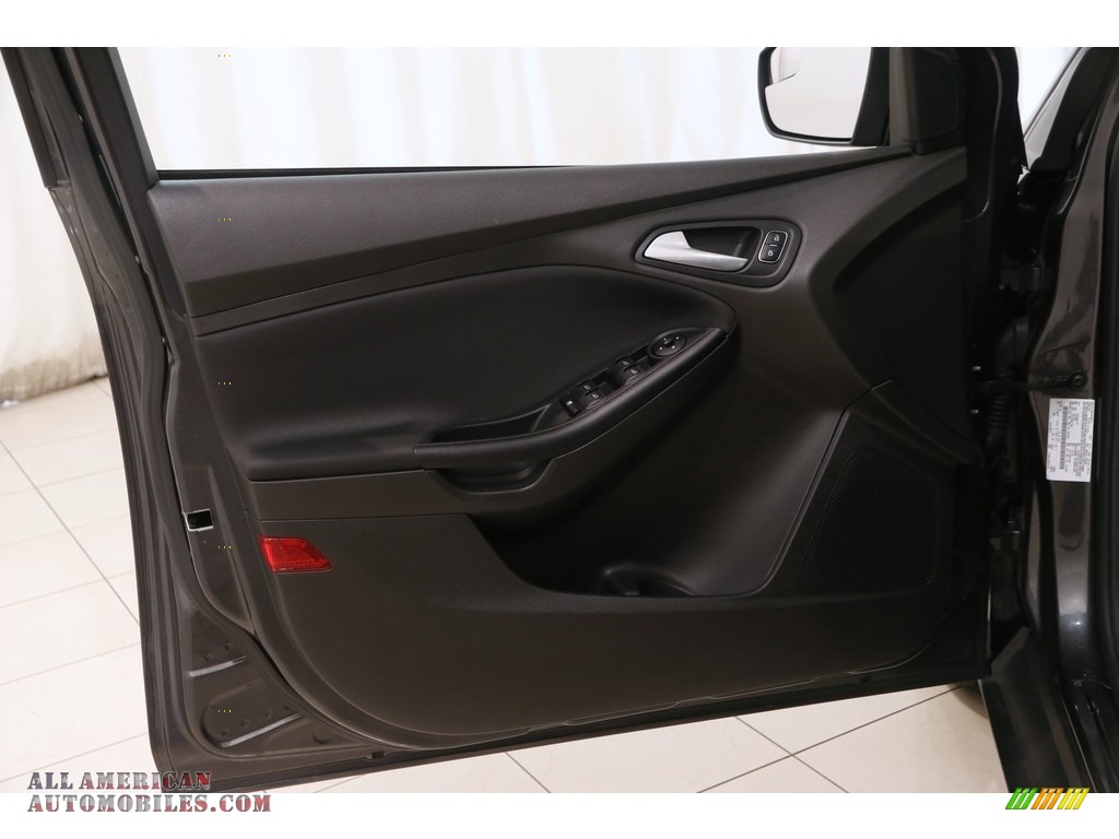 2016 Focus SE Sedan - Magnetic / Charcoal Black photo #4