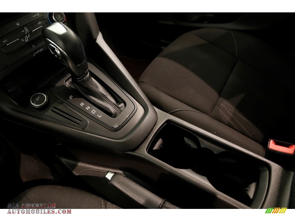 2016 Focus SE Sedan - Magnetic / Charcoal Black photo #16