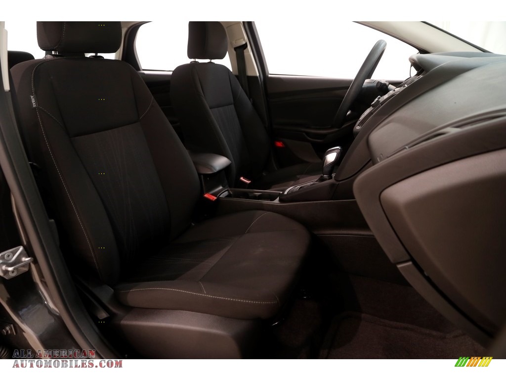 2016 Focus SE Sedan - Magnetic / Charcoal Black photo #18