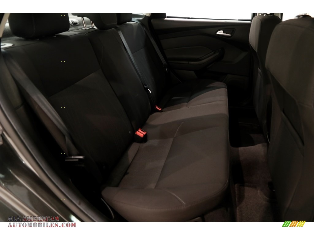 2016 Focus SE Sedan - Magnetic / Charcoal Black photo #19