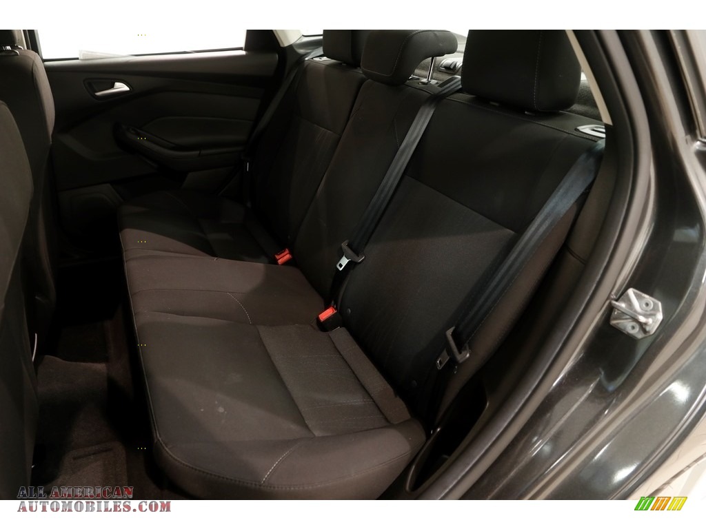 2016 Focus SE Sedan - Magnetic / Charcoal Black photo #20