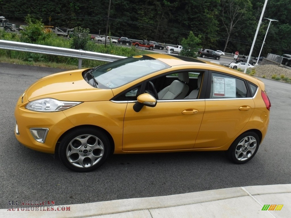 2011 Fiesta SES Hatchback - Yellow Blaze Metallic Tri-Coat / Cashmere/Charcoal Black Leather photo #7
