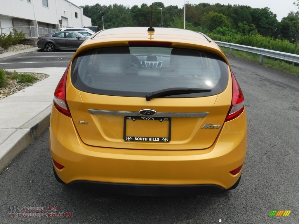 2011 Fiesta SES Hatchback - Yellow Blaze Metallic Tri-Coat / Cashmere/Charcoal Black Leather photo #9