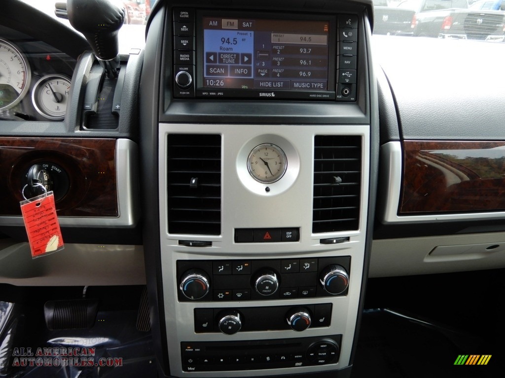 2010 Town & Country Touring - Brilliant Black Crystal Pearl / Dark Slate Gray/Light Shale photo #19