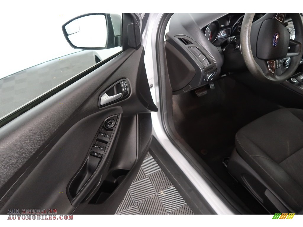 2015 Focus SE Sedan - Ingot Silver Metallic / Charcoal Black photo #33
