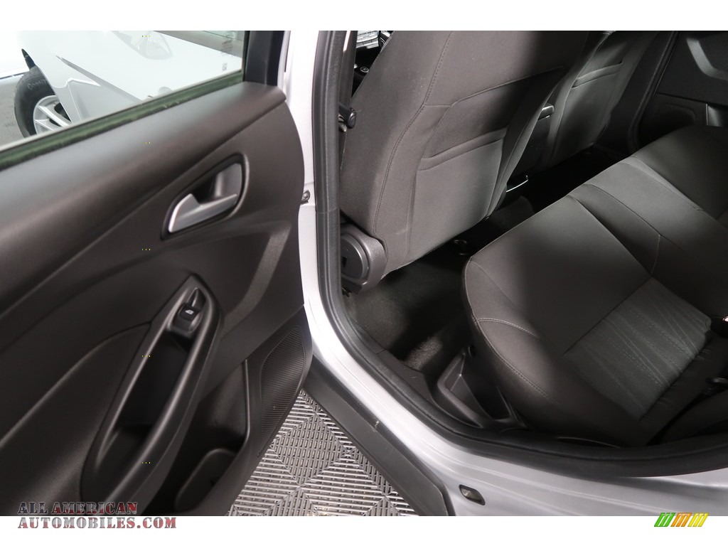 2015 Focus SE Sedan - Ingot Silver Metallic / Charcoal Black photo #34