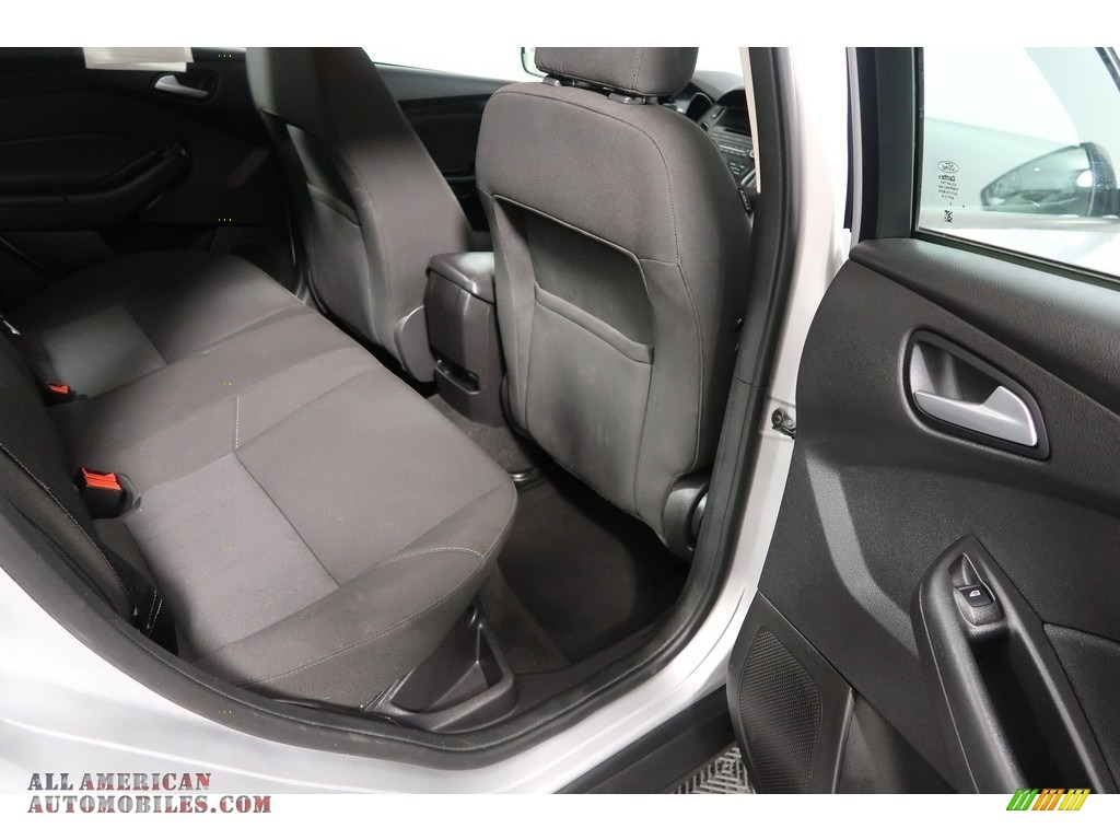 2015 Focus SE Sedan - Ingot Silver Metallic / Charcoal Black photo #35