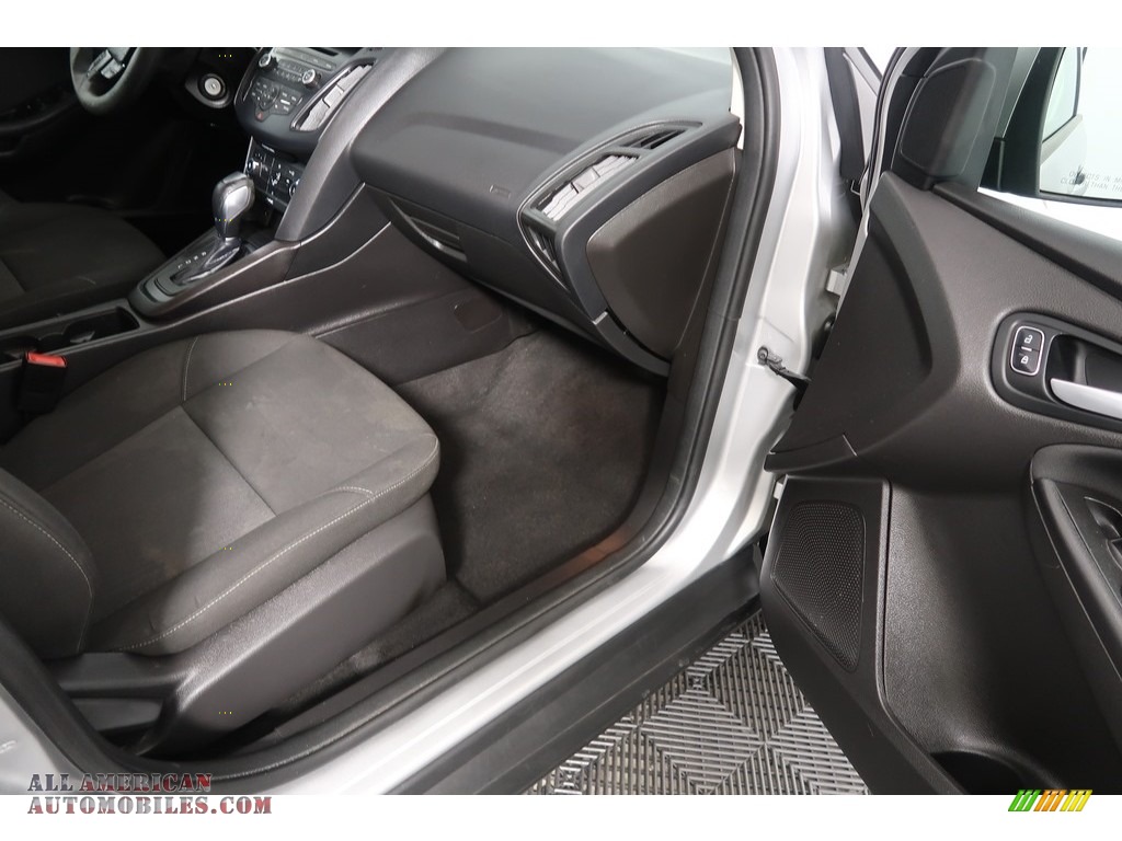 2015 Focus SE Sedan - Ingot Silver Metallic / Charcoal Black photo #36
