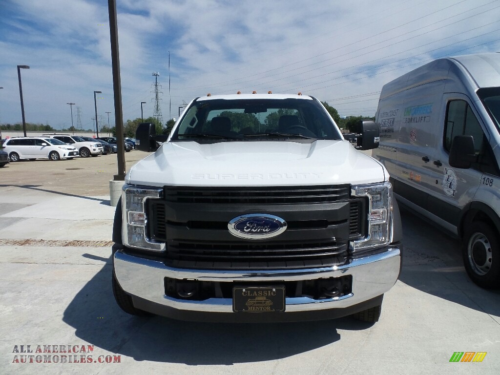 2019 F550 Super Duty XL Regular Cab Chassis - White / Earth Gray photo #2
