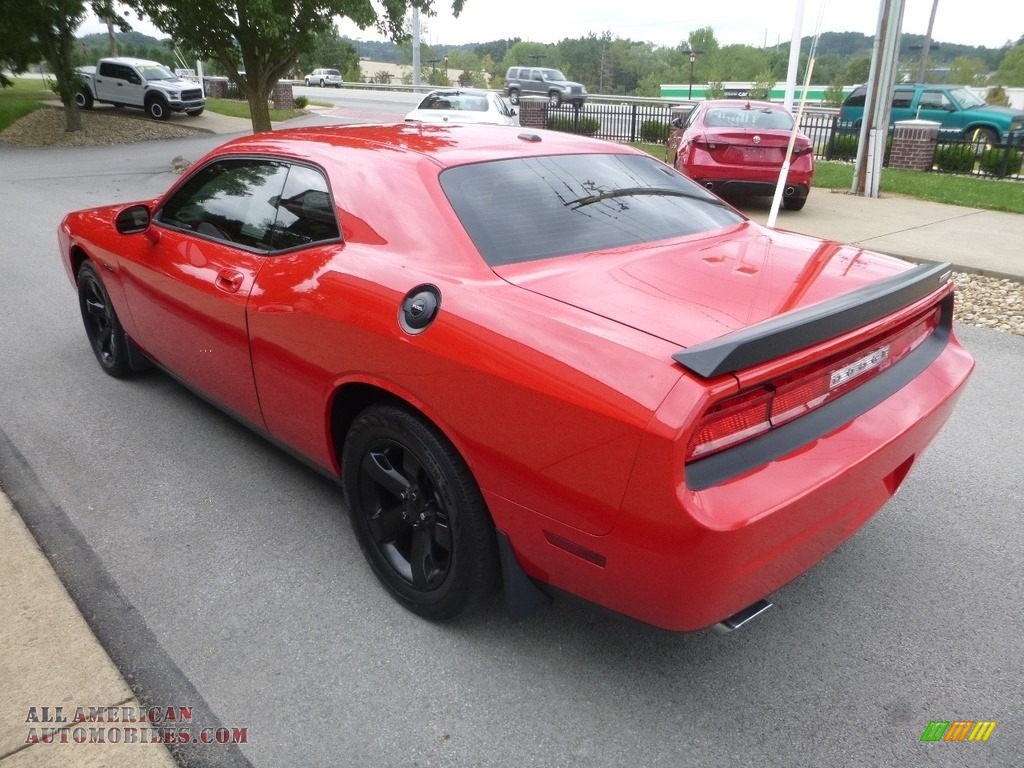 2010 Challenger SE - Inferno Red Crystal Pearl / Dark Slate Gray photo #7