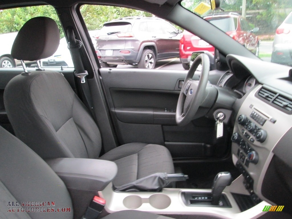 2010 Focus SE Sedan - Sterling Grey Metallic / Charcoal Black photo #16