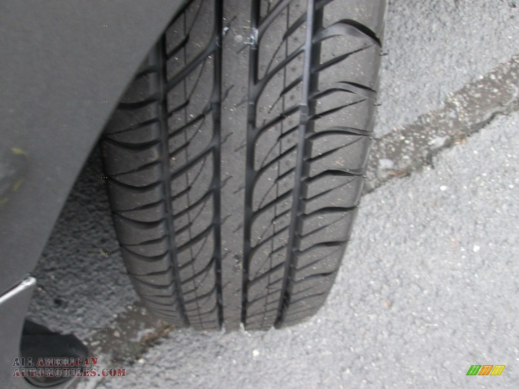 2010 Focus SE Sedan - Sterling Grey Metallic / Charcoal Black photo #21