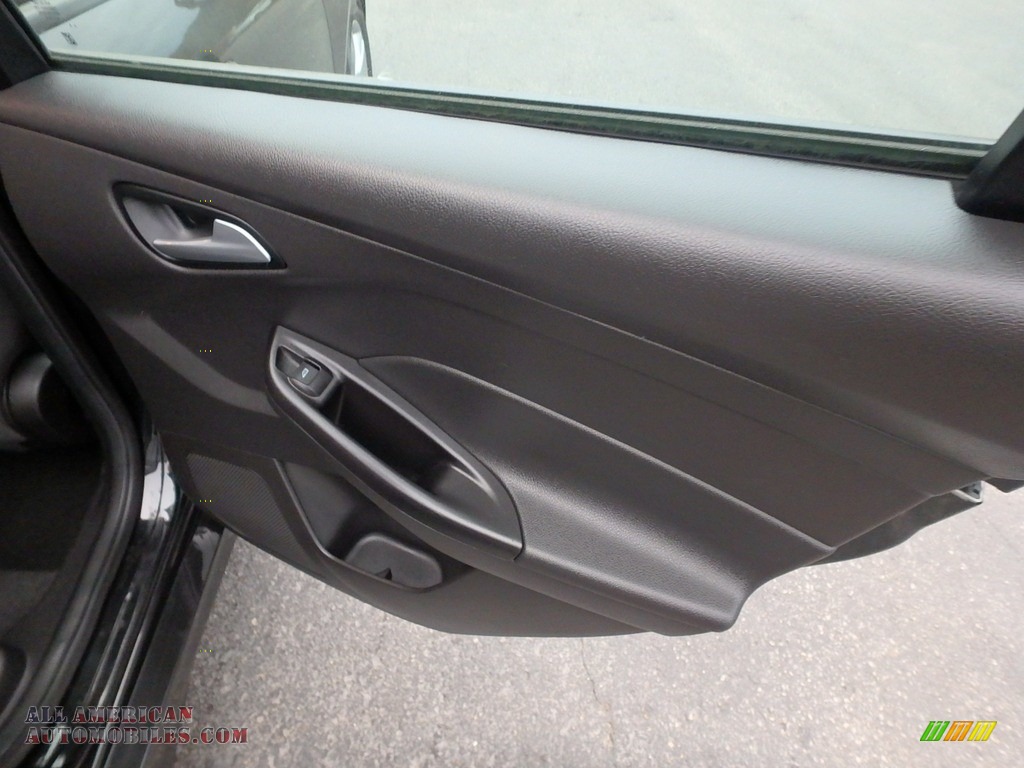 2014 Focus SE Hatchback - Tuxedo Black / Charcoal Black photo #15