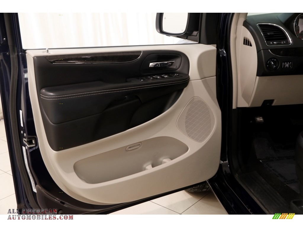 2015 Town & Country Touring-L - True Blue Pearl / Black/Light Graystone photo #4