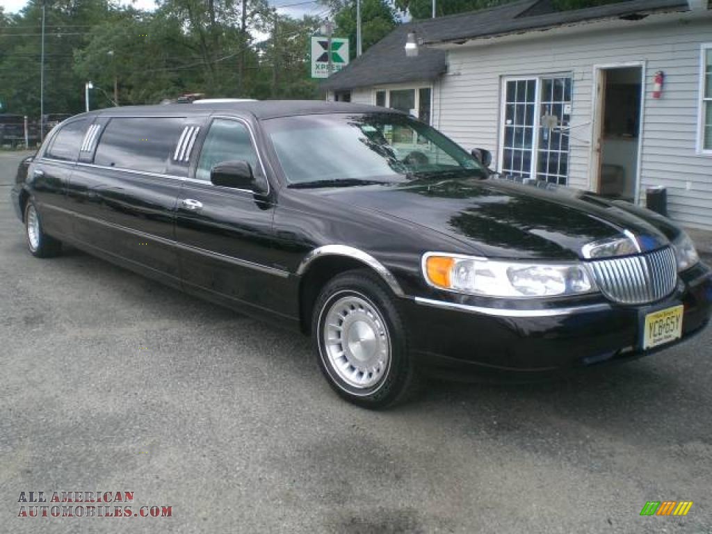 Black / Light Graphite Lincoln Town Car Executive Limousine