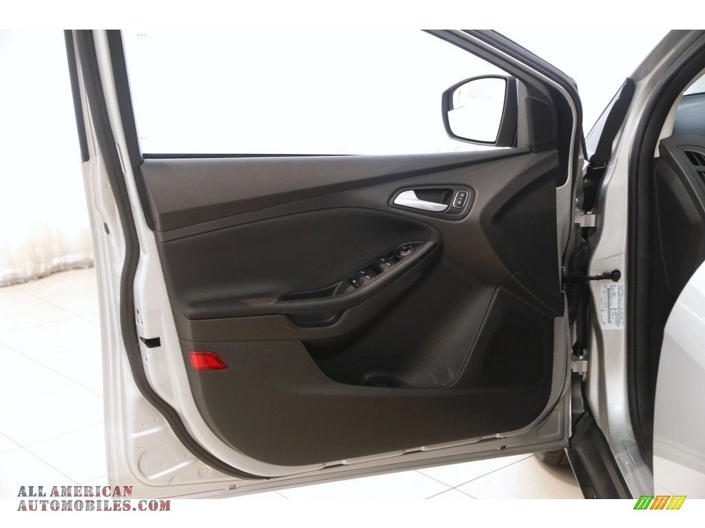 2016 Focus SE Sedan - Ingot Silver / Charcoal Black photo #4