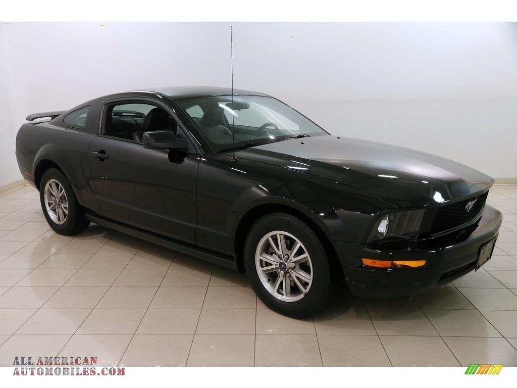 Black / Dark Charcoal Ford Mustang V6 Deluxe Coupe