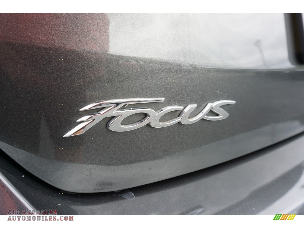 2017 Focus SEL Hatch - Magnetic / Charcoal Black photo #17