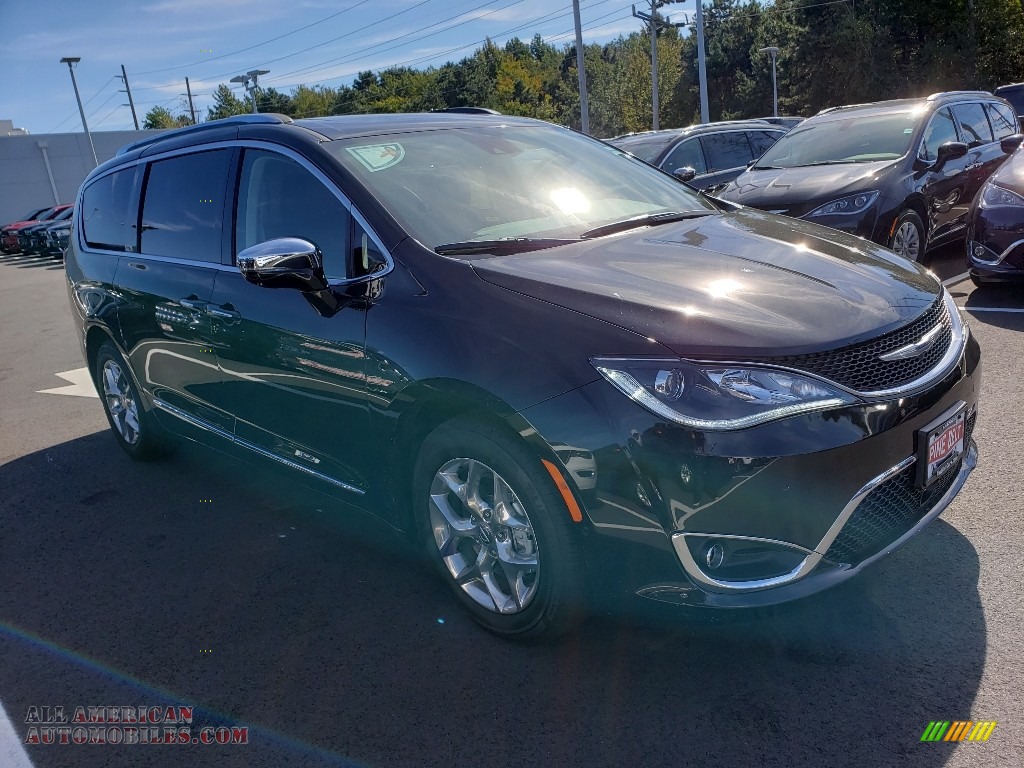 Brilliant Black Crystal Pearl / Black/Alloy Chrysler Pacifica Limited