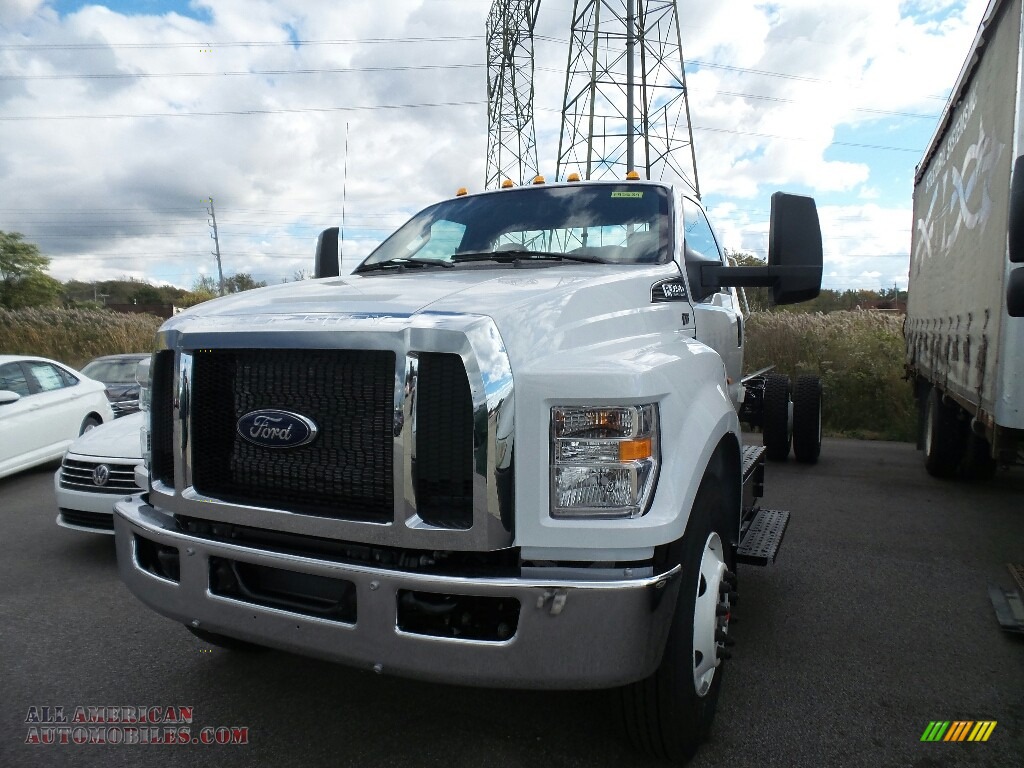 2019 F750 Super Duty Regular Cab Chassis - Oxford White / Earth Gray photo #1