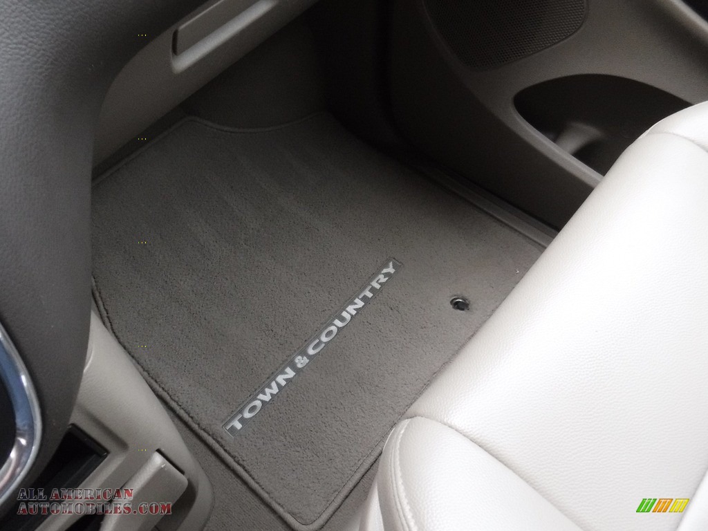 2013 Town & Country Touring - Cashmere Pearl / Dark Frost Beige/Medium Frost Beige photo #22