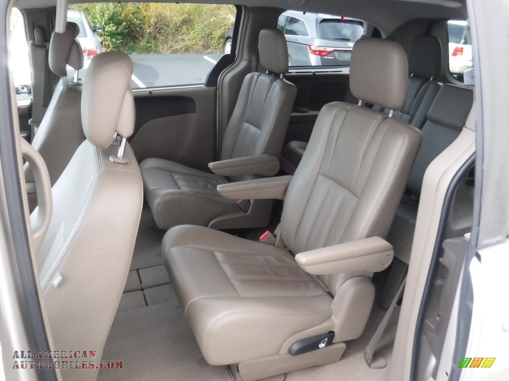 2013 Town & Country Touring - Cashmere Pearl / Dark Frost Beige/Medium Frost Beige photo #24