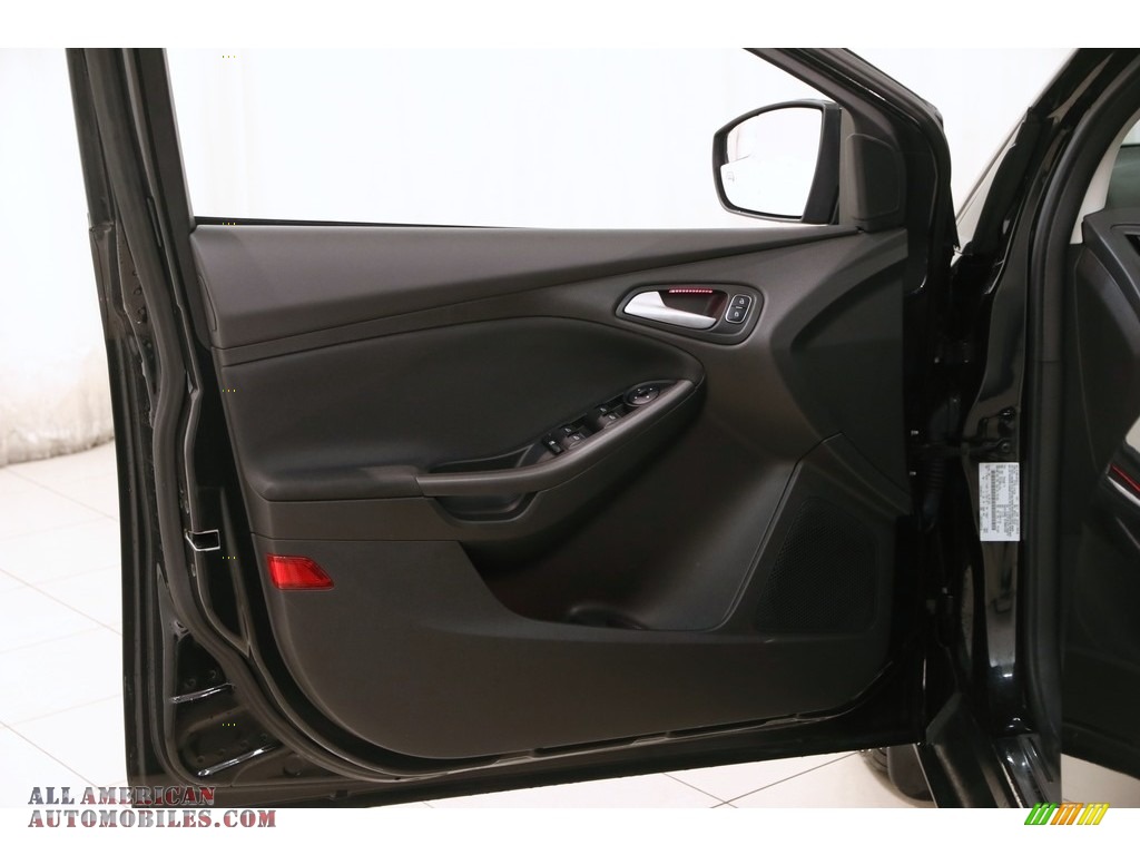 2015 Focus SE Hatchback - Tuxedo Black Metallic / Charcoal Black photo #4