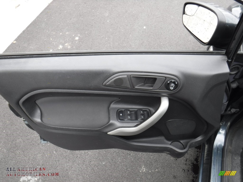 2011 Fiesta SE Sedan - Monterey Grey Metallic / Light Stone/Charcoal Black Cloth photo #15