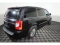 Chrysler Town & Country Touring-L Brilliant Black Crystal Pearl photo #14