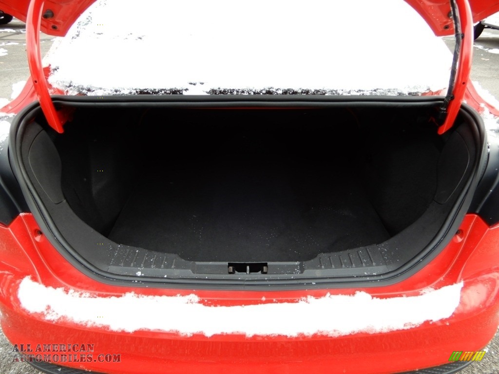 2013 Focus SE Sedan - Race Red / Charcoal Black photo #5