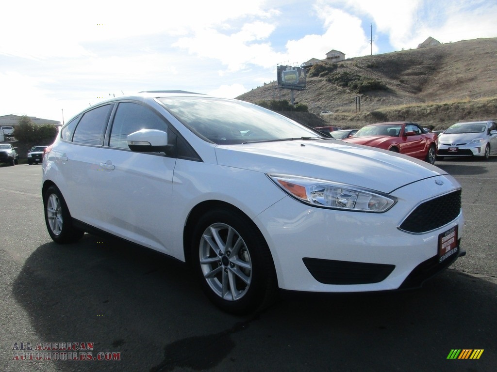 Oxford White / Charcoal Black Ford Focus SE Hatch