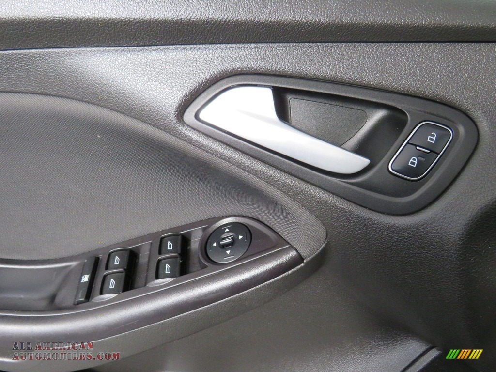 2017 Focus SE Sedan - Magnetic / Charcoal Black photo #31