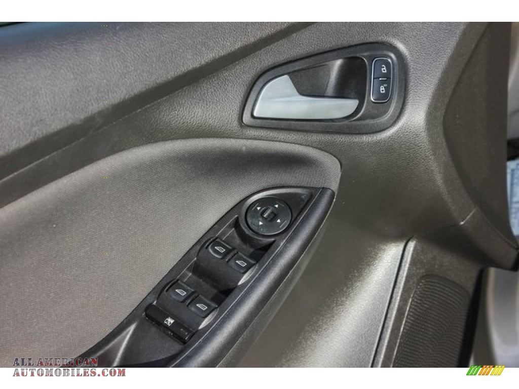2016 Focus SE Hatch - Tectonic / Charcoal Black photo #15