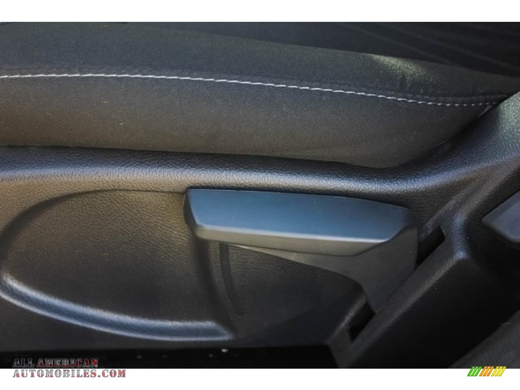 2016 Focus SE Hatch - Tectonic / Charcoal Black photo #16