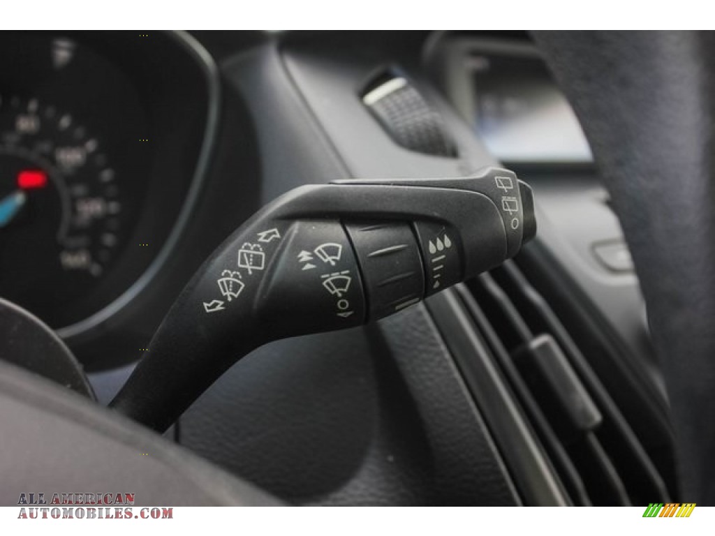 2016 Focus SE Hatch - Tectonic / Charcoal Black photo #37